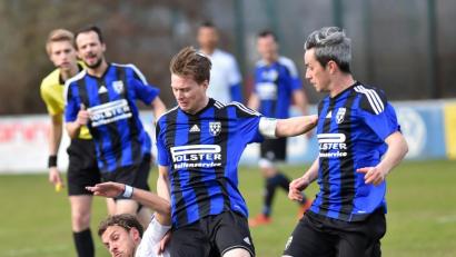 Bild: A. Schwarzmeier
Auf den Einsatz von Bastian Dütsch (links, weißes Trikot) muss die SpVgg Schirmitz gegen Paulsdorf verzichten. Der Junior des Trainers ist krank.