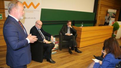 Bild: jrh
Moderator Prof. Dr. Bernt Mayer (links), Dekan der Fakultät für Betriebswirtschaft, moderierte das Europa-Gespräch zwischen dem ehemaligen tschechischen Kulturminister Daniel Herman (2. von links) und Matthias Riedl, Professor an der Central European University (CEU) in Budapest.