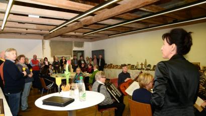 Bild: bey
Bürgermeisterin Tanja Schiffmann (rechts) eröffnete am Montagabend im Steinstadl die Ausstellung "Klosterarbeiten".