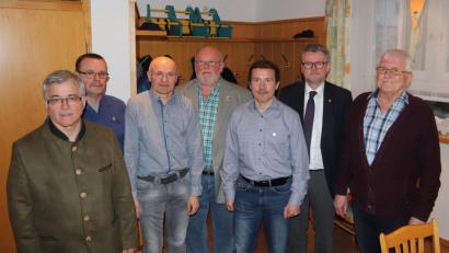 Bild: mfh
Auf 25 oder 40 Jahre blicken die Jubilare bei den Riglasbrünnern zurück. Von links Zweiter Vorsitzender Michael Scherer, Günter Hartmann, Georg Mutzbauer, Dieter Schlosser, Ludwig Mutzbauer, Bürgermeister Michael Göth und Erster Vorsitzende Otto Windisch.