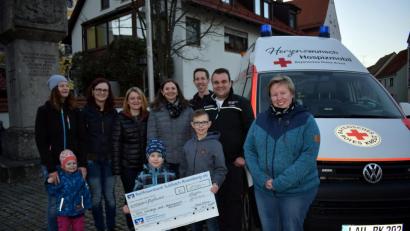 Bild: wku
Die jungen Mütter des Babybasar-Teams übergeben 1500 Euro an Bernd Lödel (Zweiter von rechts), Rettungsdienstleiter des Bayerischen Roten Kreuzes in Lauf, für das Hospizmobil.