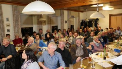 Bild: rpp
Prall ist das Gasthaus "Zur Fantasie" bei der Jahreshauptversammlung des OGV Kemnath. Eilig mussten immer wieder weitere Stühle für die Gäste geholt werden.