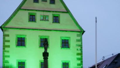 Bild: mor
Zahlreiche Besucher bewundern am "St. Patricks Day" das grün beleuchtete Rathaus.