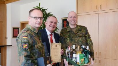 Bild: Gabi Schönberger
Oberstleutnant Christian Kiesel (rechts) geht, Sven Zickmantel (links) übernimmt. OB Kurt Seggewiß wünscht sich, dass es mit dem neuen Chef der Ostmarkkaserne ebenso gut klappt, wie mit dem Vorgänger.