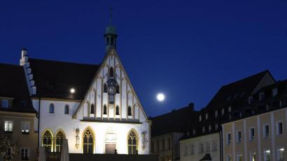 Bild: Petra Hartl
Der Vollmond am 21. Mörz über dem Rathaus von Amberg.