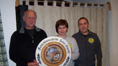 Bild: rrd
Die Heinz-Klipsch-Gedächtnisscheibe überreicht (von links) Adolf Klipsch an Christine Flierl. Schützenmeister Hans Roth gratuliert.