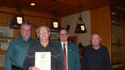 Bild: mh
Für 50 Jahre aktives Singen im Männergesangverein "Lyra" erhält Felix Schmerber zwei Urkunden und Nadeln. Schriftführer Lutz Hengge (von links), Vorsitzender Hans-Georg Birkmüller und Stellvertreter Alfred Spindler gratulieren.