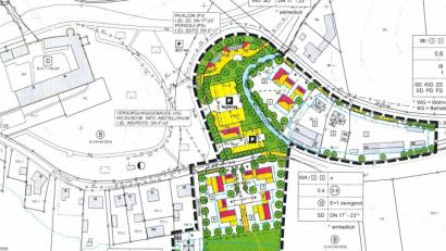 Bild: ws
Der verfeinerte Entwurf des Planungsbüros Freimüller zeigt das Bebauungsplankonzept am Fischhof. Oben im Bogen die Flächen für Wohnmobile, Fahrzeuge sowie das Versorgungsgebäude, über den Mühlbach in Richtung Lohnsitz Platz für zwei Häuser sowie unten der Bereich auf dem vier Bauplätze geschaffen werden sollen. Die restliche grüne Fläche bleibt als Ausgleichsfläche bestehen.