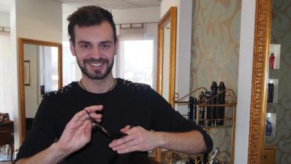 Bild: bl
Friseurmeister Dominic Fellendorf, hier an seinem Arbeitsplatz im "Hair Charisma" in Schwarzenfeld, hat sich auf Anhieb gut mit dem Kandidaten verstanden, den Vox für ihn ausgewählt hatte.