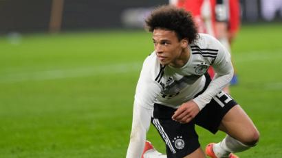 Bild: Peter Steffen
Soll während des Länderspiels gegen Serbien rassistisch beleidigt worden sein: Leroy Sané.