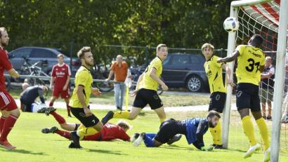 Bild: Hubert Ziegler
Für brenzlige Situationen im Strafraum des FC Amberg sorgte der SV Sorghof im Hinspiel (1:4) nur ganz selten. Hier verhinderte der Amberger Mittelfeldspieler Banding Jawara (rechts) einen Gegentreffer, als er den Ball von der Torlinie köpfte. Der Amberger Torhüter Dominik Haas (rechts am Rasen) hätte das Nachsehen gehabt.