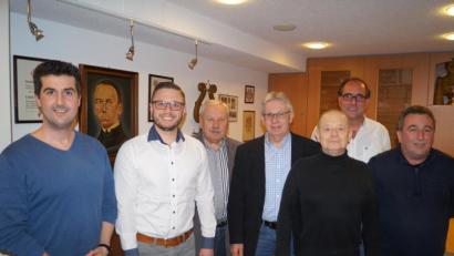 Bild: du
Das Verreinskartell wählt im Gasthof Bauer die neue Führung. Letztmals stellt sich Altbürgermeister Karl Balk (Vierter von rechts) für die nächsten zwei Jahre als Vorsitzender zur Verfügung. Neuer Stellvertreter ist Bürgermeister Ernst Lenk (Zweiter von links).