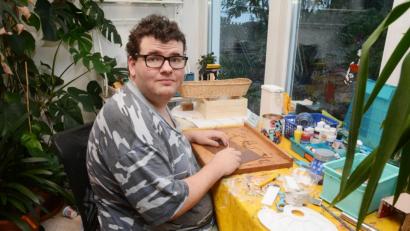 Bild: Gabi Schönberger
Wolfgang Bauer hat das Kinderbuch "Vom Glück fliegen zu können" illustriert. Das künstlerische Talent des 20-Jährigen aus Weiden, der eine geistige Behinderung hat, wurde früh gefördert.