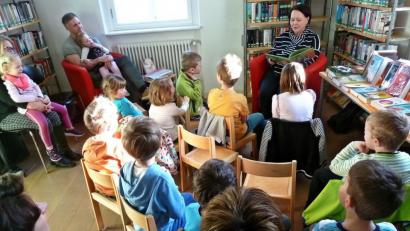 Bild: bph
Angespannt lauschen die Kinder in der jüngsten Vorlesestunde den Erzählungen der "neuen Märchentante" Lisa Wilhelm. Nächsten Dienstag ist es wieder soweit.