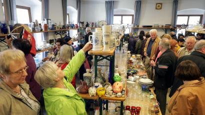 Bild: Wolfgang Steinbacher
Von Porzellan bis Glas: Im großen Saal, in dem Haushaltswaren angeboten wurden, war der Andrang beim CVJM-Trödelmarkt besonders groß.