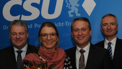 Bild: gf
Die CSU Poppenricht-Traßlberg nominiert Zweiten Bürgermeister Hermann Böhm (Zweiter von rechts) als Kandidaten für die Bürgermeister-Wahl. Unterstützer sind (von links) Landrat Richard Reisinger, Böhms Ehefrau Martina sowie CSU-Kreisvorsitzender Harald Schwartz.