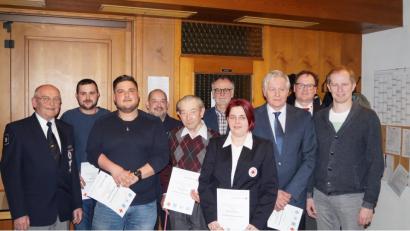 Bild: exb
Bei der Hauptversammlung der BRK-Bereitschaft wurden einige Mitglieder geehrt. Das Bild zeigt von links Bereitschaftsleiter Karl Dietl, Fabian Lang, Johannes Brenner, Roland Krös, Georg Krös, Dr. Hans-Jürgen Loelgen, Miriam Maier, Dr. Franz Josef Putz, Kreisbereitschaftsleiter Willi Lang und Bürgermeister Konrad Kiener.