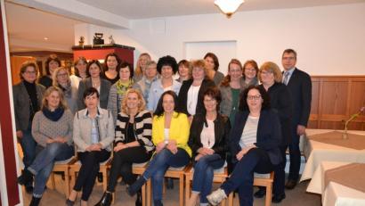 Bild: gi
Die neugewählte Vorstandschaft mit Vorsitzender Christine Kick (vorne Dritte von rechts) und ihre Stellvertreterinnen Renate Reisnecker (vorne links) sowie Angelika Hierold und Elisabeth Schieder (vorne von rechts). Dazu gratulierten die Ehrengäste sowie Bürgermeister Hermann Ach.