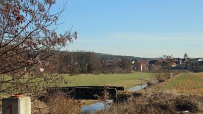 Bild: Heimler
Der Fensterbach hat seine Quelle nahe des Dorfes Weiher im Kreis Amberg-Sulzbach. Nach knapp 30 Kilometern mündet er bei Irrenlohe (Kreis Schwandorf) in die Naab, Nach Ansicht des Wasserwirtschaftsamtes Weiden ist der momentane Zustand des Gewässers als unbefriedigend einzustufen.