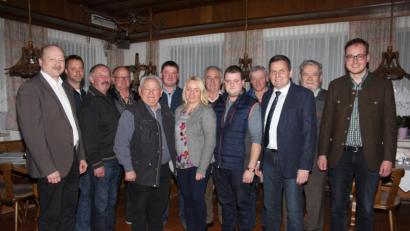 Bild: frd
Robert Hechtl (links) bleibt als Vorsitzender an der Spitze des CSU-Ortsverbandes Wildstein. Als erste Frau in die sitzt Schriftführerin Lydia Wagner (Mitte) in der Vorstandschaft. Als Schatzmeister ist Johann Portner (Dritter von links) nach 36 Jahren verabschiedet worden. Den Gewählten gratulieren Europawahl-Listenkandidat Tobias Ehrenfried und Bürgermeister Norbert Eckl (vorne, von rechts).