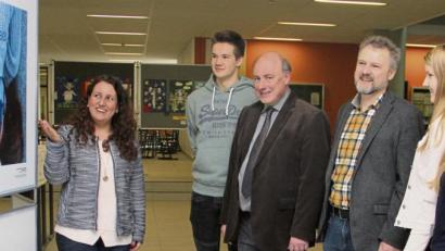 Bild: exb
Caroline Schießl von der DAK Gesundheit (links), Schulleiter Georg Hecht (Dritter von links) und Kunstlehrer Helmut Völkl (Vierter von links) begutachten mit Schülern die Ausstellung.