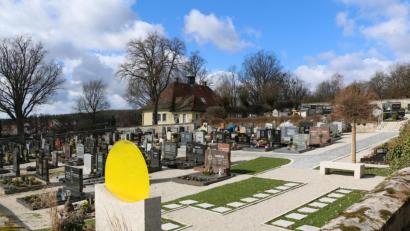 Bild: bsc
Nach der Fertigstellung und dem Bau der Urnen-Gemeinschaftsanlage „Licht der Sonne“ im Friedhof (im Vordergrund) wurde eine neue Friedhofs- und Bestattungssatzung erarbeitet. Zum 1. April steigen die Grabnutzungsgebühren.