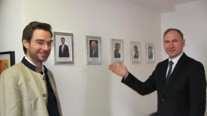 Bild: sei
Seit kurzem ist die Bürgermeister-Galerie im Rathaus wieder komplett. MdL Stephan Oetzinger (links) freut sich, dass sein Portrait nun auch bei den Bildern aller amtierenden Bürgermeister seit 1945 hängt. Sein Nachfolger im Amt, Richard Kammerer (rechts), hoffte, dass es noch viele Jahre dauert, bis auch sein Foto dort angebracht wird.