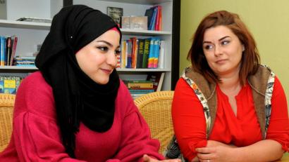 Bild: Stephan Huber
Nour Almohamad (links) und Carmen Dragomir erzählen in einer Unterrichtspause beim Kolping-Bildungswerk von ihren Erfahrungen im Alltag.