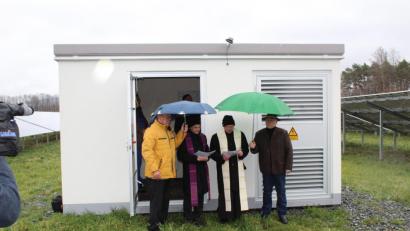 Bild: exb
NEW-Vorstandsvorsitzender Helmuth Wächter, die Pfarrer Hartmut Klausfelder und Heribert Stretz sowie Udo Greim von der Bürger eG (von links) bei der Weihe des neuen Solarparks.