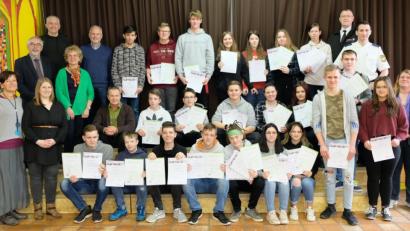 Bild: mab
Sie alle leisten einen wertvollen Beitrag für eine funktionierende Schulfamilie. Die mit Urkunden ausgezeichneten und ehrenamtlich tätigen Schülerinnen und Schüler der Grund- und Mittelschule Schwarzenfeld mit Ehrengästen bei der "Dankeschön-Feier"