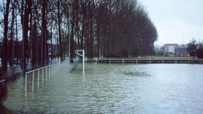 Bild: rha
Hochwasser im März 1988: Der überschwemmte Platz des FV Vilseck.