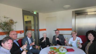 Bild: kgg
Zum 100. Geburtstag ließ sich die Jubilarin ein Gläschen Sekt schmecken und stieß mit den Gratulanten an.
