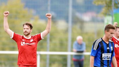 Bild: Hubert Ziegler
Ein jubelnder Patrick Grieshaber vom SV Inter Bergsteig Amberg (links), hängende Schultern und gesenkter Blick dagegen beim enttäuschten Kastler Maximilian Geitner nach dem Hinspiel. Das gewann die Bergsteig-Elf mit 1:0.