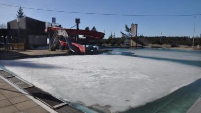 Bild: ws
Noch befindet sich das Waldfreibad Altglashütte im Winterschlaf. Ob die Saison problemlos starten kann, hängt auch davon ab, ob ein neuer Fachangestellter für Bäderbetriebe gefunden werden kann. Ein Bewerber ist in der vergangenen Woche abgesprungen-
