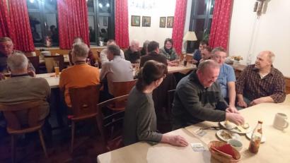 Bild: gi
Kommunale Probleme wurden der letzten Zusammenkunft der UWG im Bräustüberl Scheuerer erörtert.