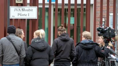 Bild: Monika Skolimowska
Journalisten warten vor der Pforte 1 der Justizvollzugsanstalt Moabit, wo der Schwager der vermissten Rebecca festgehalten worden war.