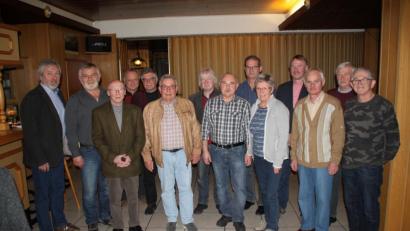 Bild: prh
Nur zwölf von 39 geladenen Mitgliedern, die für 20 und 30 Jahre Treue zur Siedlergemeinschaft Neustadt werden, kann Vorsitzender Arthur Weber (links) mit seinem Stellvertreter Lothar Trauner (Vierter von rechts) in der Mitgliederversammlung ehren.