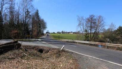 Bild: bsc
Sträucher sind entfernt, Bäume bereits gefällt. Doch erst im Sommer startet der weitere Ausbau der Staatsstraße 2169 zwischen Voitenthan und der Einmündung der Kreisstraße TIR 18.