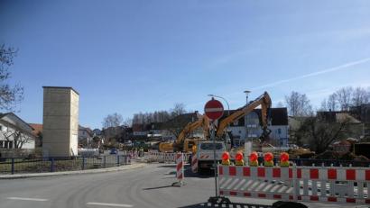 Bild: Alexander Greiner
Die Baumaßnahmen im Bereich des Dorfplatzes Kümmersbruck sind bereits in vollem Gange. Die Gemeindeverwaltung bittet die Autofahrer, die geänderten Verkehrsregelungen zu beachten. Für die Übergangszeit werden gesonderte Parkplätze ausgewiesen.