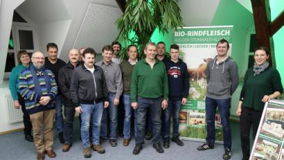 Bild: njn
Die Mitglieder der Erzeugergemeinschaft „Öko-Rinder aus dem Steinwald“ mit den Projektmanagern der Öko-Modellregion Elisabeth Waldeck (rechts) und Günther Erhardt (Zweiter von links) und den Gründungsvorsitzenden Hans Brunnner (Fünfter von rechts), Werner Schindler (Vierter von links) und Stefan Koschta (Fünfter von links).