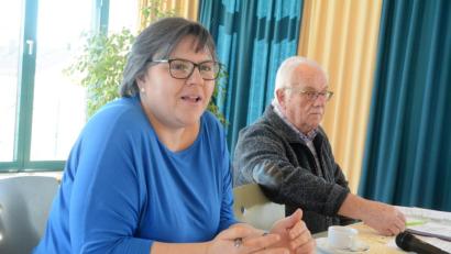 Bild: Gabi Schönberger
Evi Fink und Alfons Heidingsfelder informierten die Seniorinnen und Senioren über viele Neuheiten.