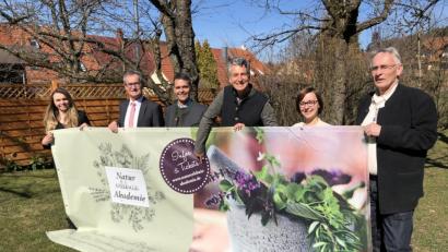 Bild: hl
Sie freuen sich schon auf die „Waldecker wilden Tage“: Elisabeth Zintl (von links), Bürgermeister Werner Nickl, Leonhard Zintl, Dr. Markus Strauß, Anja Hösl vom Förderverein Fichtelgebirge und Ernst Tippmann vom Naturpark Steinwald.
