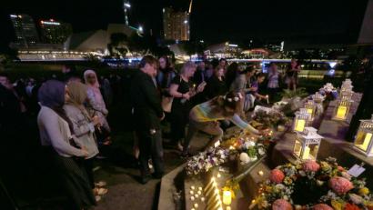 Bild: Kelly Barnes
Teilnehmer einer Mahnwache legen Blumen für die Opfer des rassistisch motivierten Anschlags von Christchurch nieder. Foto: Kelly Barnes/AAP