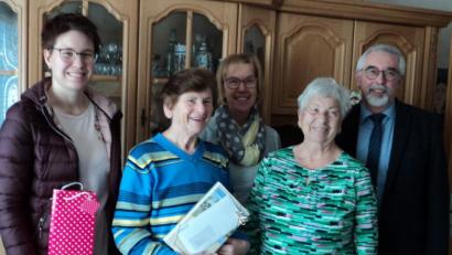 Bild: ksi
Die Jubilarin Katharina Ziereis (vorne links) mit Vereinsvertretern und Bürgermeister Manfred Rodde (rechts).