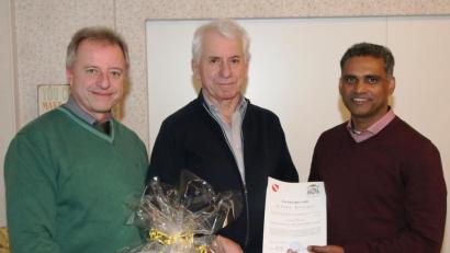 30 Jahre gehörte Alfons Brucker (Mitte) der Kirchenverwaltung an, davon 28 Jahre als Kichenpfleger. Pater Joy Munduplackal und der neue Kirchenpfleger Klaus Brunner (links) dankten herzlich für das außergewöhnlich große Engagement.