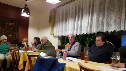 Bild: hzi
In der Jahreshauptversammlung des Kapellenbauvereins Heinersreuth ziehen (von rechts) Kassier Norbert Gradl und Vorsitzender Manfred Schaller Bilanz.