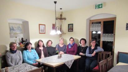 Bild: exb
Bild von links: Christine Neuber, Anni Helm, Petra Fröhlich, Petra Lang, Marion Protschky, Angela Protschky, Christiana Enslein vom Amt für Ernährung, Landwirtschaft und Forsten Tirschenreuth, Antje Kopp-Lüdemann.