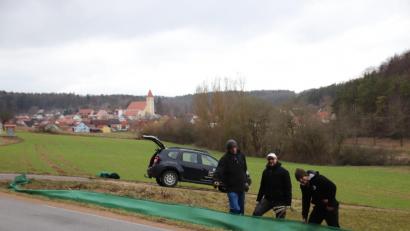 Bild: cog
Deutschkurs-Teilnehmer von der Volkshochschule Amberg-Sulzbach helfen bei Illschwang, Krötenzäune aufzustellen. Hier befestigen gerade (von rechts) Panagiotis Kasoumis und Ammar Baroud unter Anleitung von Horst Schwemmer vom Bund Naturschutz (von rechts) den Zaun an den Erdspießen. Im Hintergrund liegen die ehemaligen Klärweiher, die als Laichbiotop jetzt zahllose Amphibien anziehen.