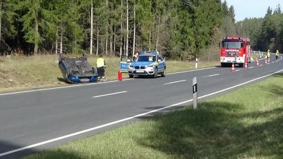 Bild: jma
Einsatzkräfte von Polizei und Feuerwehr inspizieren das Unfallfahrzeug.