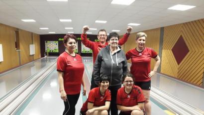 Bild: gz
Der Sportwart Thomas Hacker freut sich über den Aufstieg der Damenmannschaft gemeinsam mit Roswitha Fürtsch, Barbara Reger, Sabine Bauriedl (stehend von links) und Anja Fürtsch und Corinna Völkl (kniend v.l.).